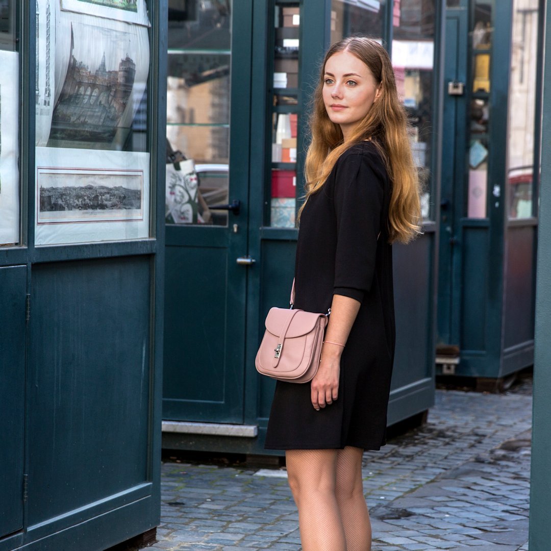 Small Italian leather crossbody bag in pink worn over the shoulder – Chiara
