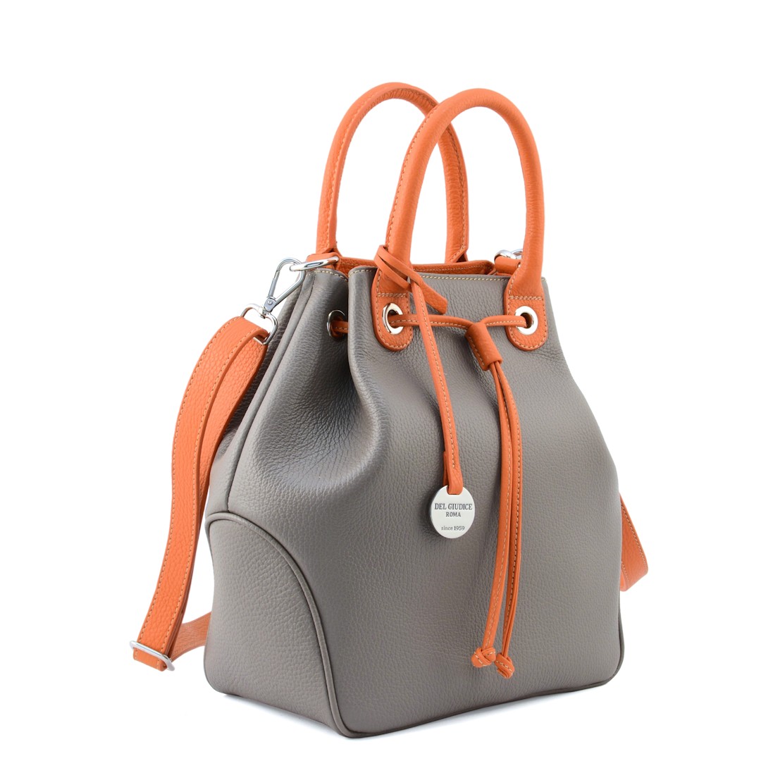 borsa secchiello pelle taupe con dettagli arancio e doppio manico