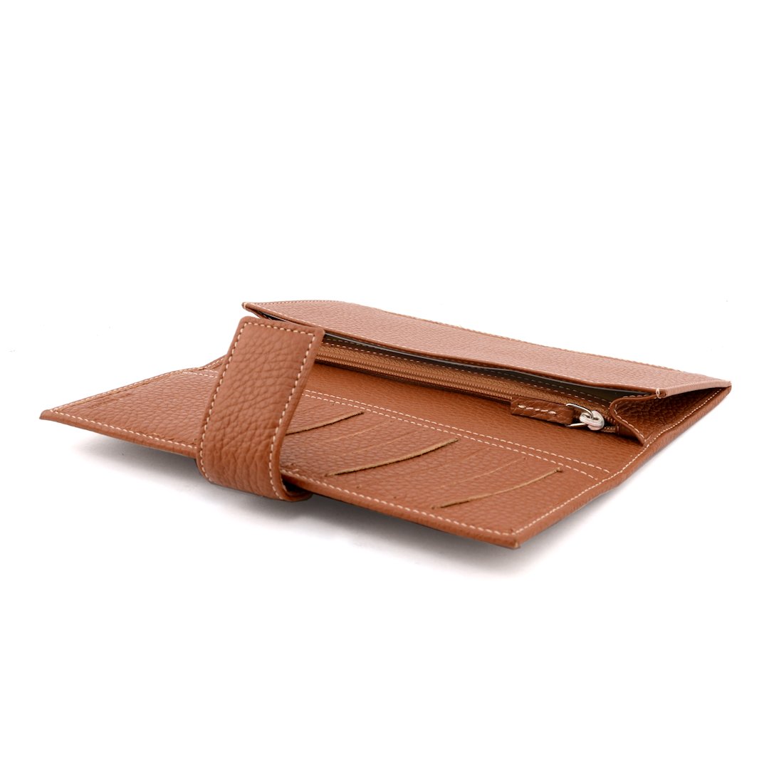 Women’s leather wallet with zip coin pocket and card slots