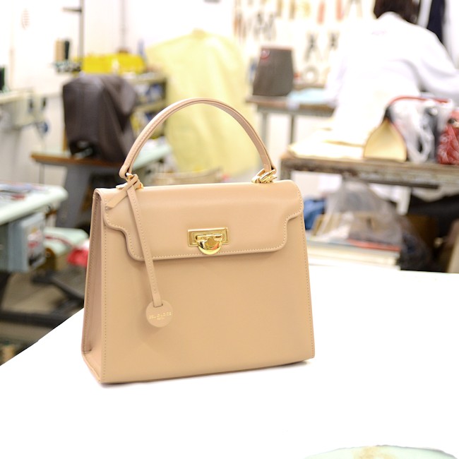 borsa personalizzata in pelle con accessori oro