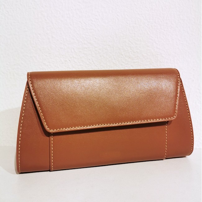 pochette su misura in pelle colore cuoio