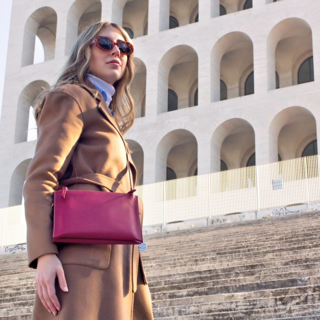Borsetta a tracolla in pelle Susan con alle spalle il Colosseo Quadrato (EUR)