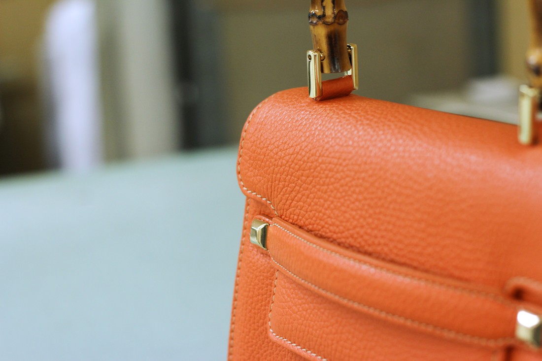 Close-up detail of sustainable leather bag, ethically crafted by Del Giudice Roma.