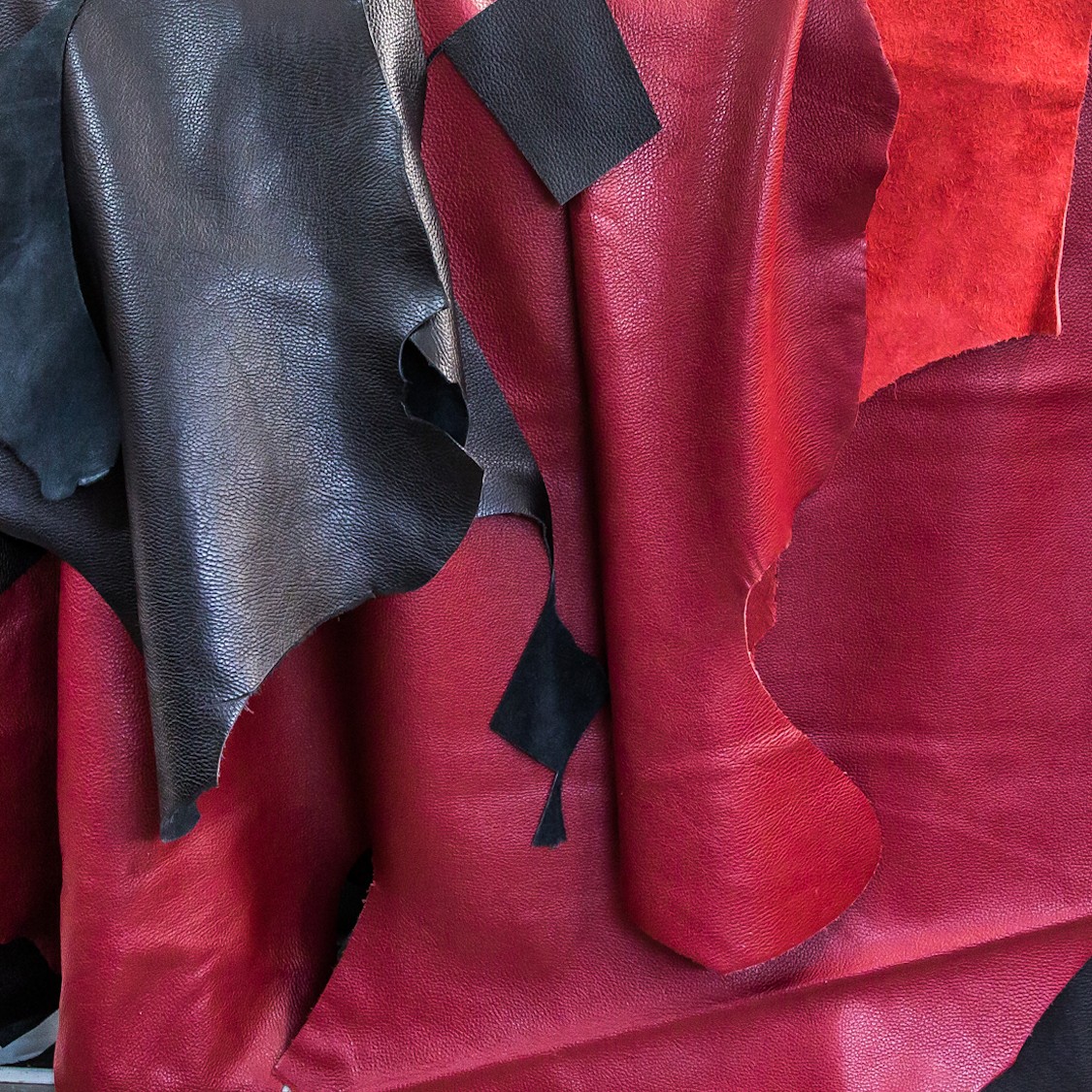 The creation of the best Italian leather bags, begins with the choice of leather