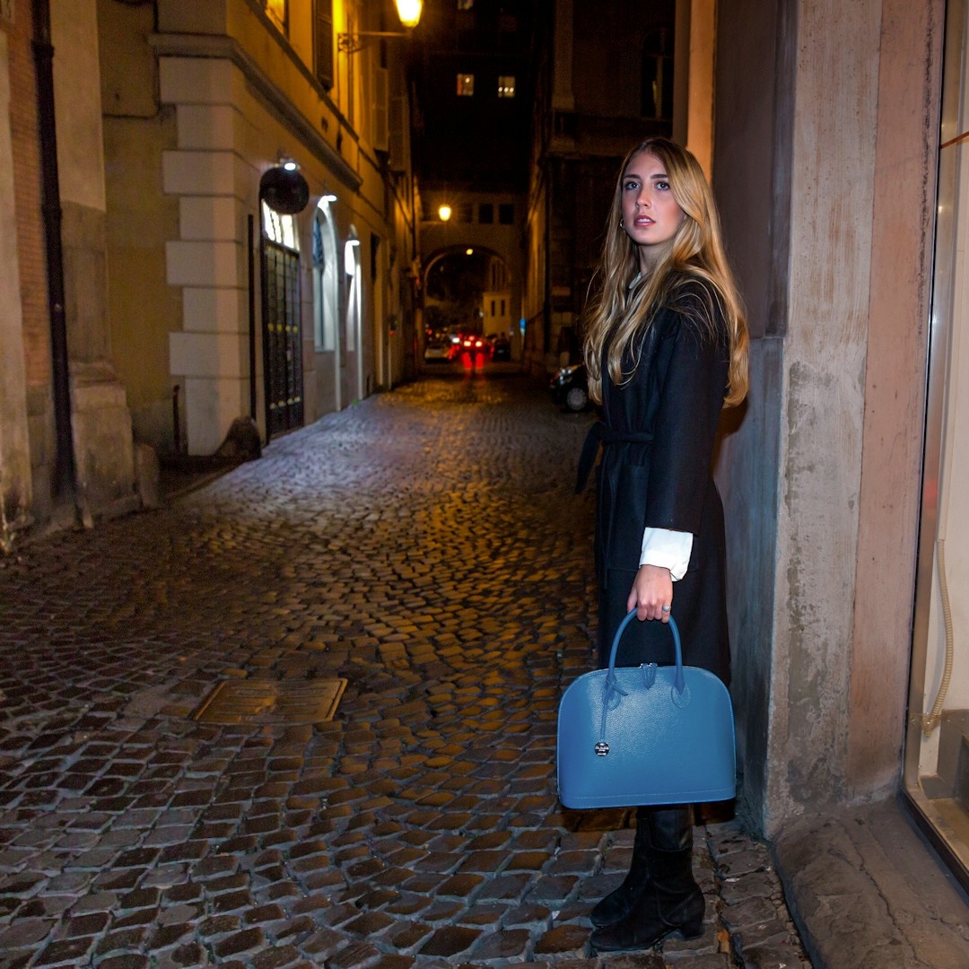 Borsa a mano in pelle Sofia 35 in colore Turchese - Vista indossata