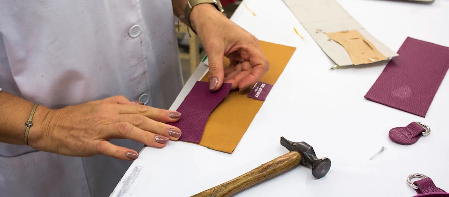 Behind the scenes of the Italian leather craftsmanship experience in Rome