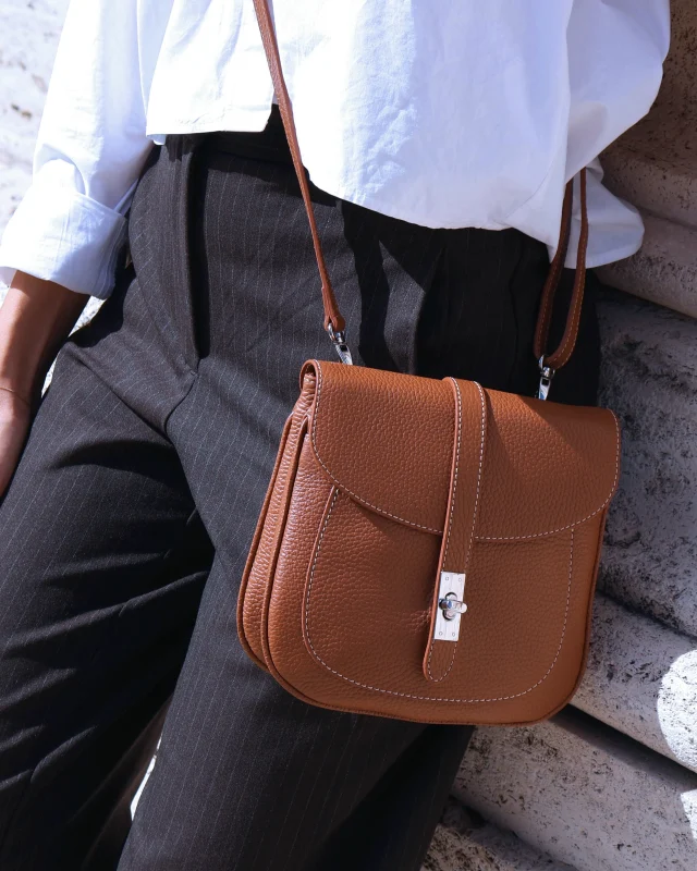 Small crossbody bag Chiara in tan color.
Handmade in our workshop in Rome, one piece at a time.
.
.
.
#ItalianLeatherBags #HandmadeLeatherBags #ItalianHandbags #MadeInItaly #ItalianCraftsmanship